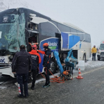 erzincanda-yolcu-otobusu-tira-carpti-3-yarali.jpg