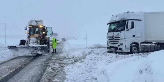 kar-ve-tipi-ulasimi-kilitledi-cok-sayida-yol-kapali-e6437acb-dc42-4b91-8e32-24f4ab6141e3.webp.webp.webp