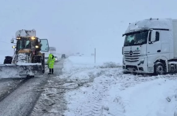 kar-ve-tipi-ulasimi-kilitledi-cok-sayida-yol-kapali-e6437acb-dc42-4b91-8e32-24f4ab6141e3.webp.webp.webp